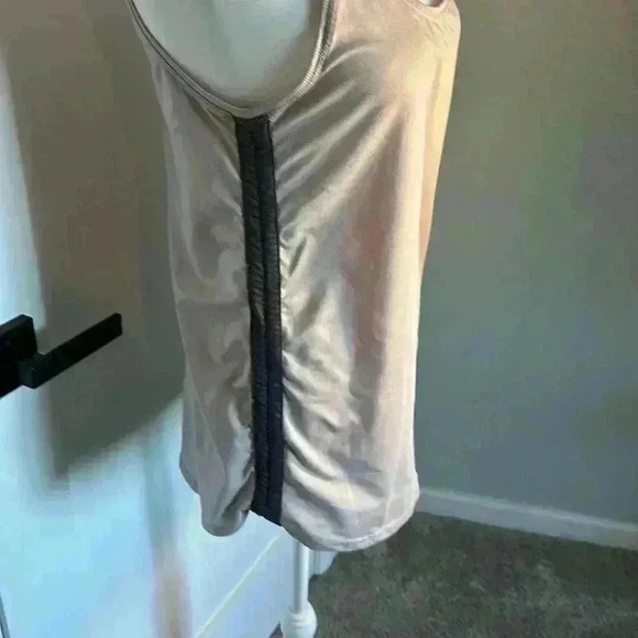 🎆 Fabletics purple tank top large lightweight gorpcore workout athletic casual - Picture 3 of 12